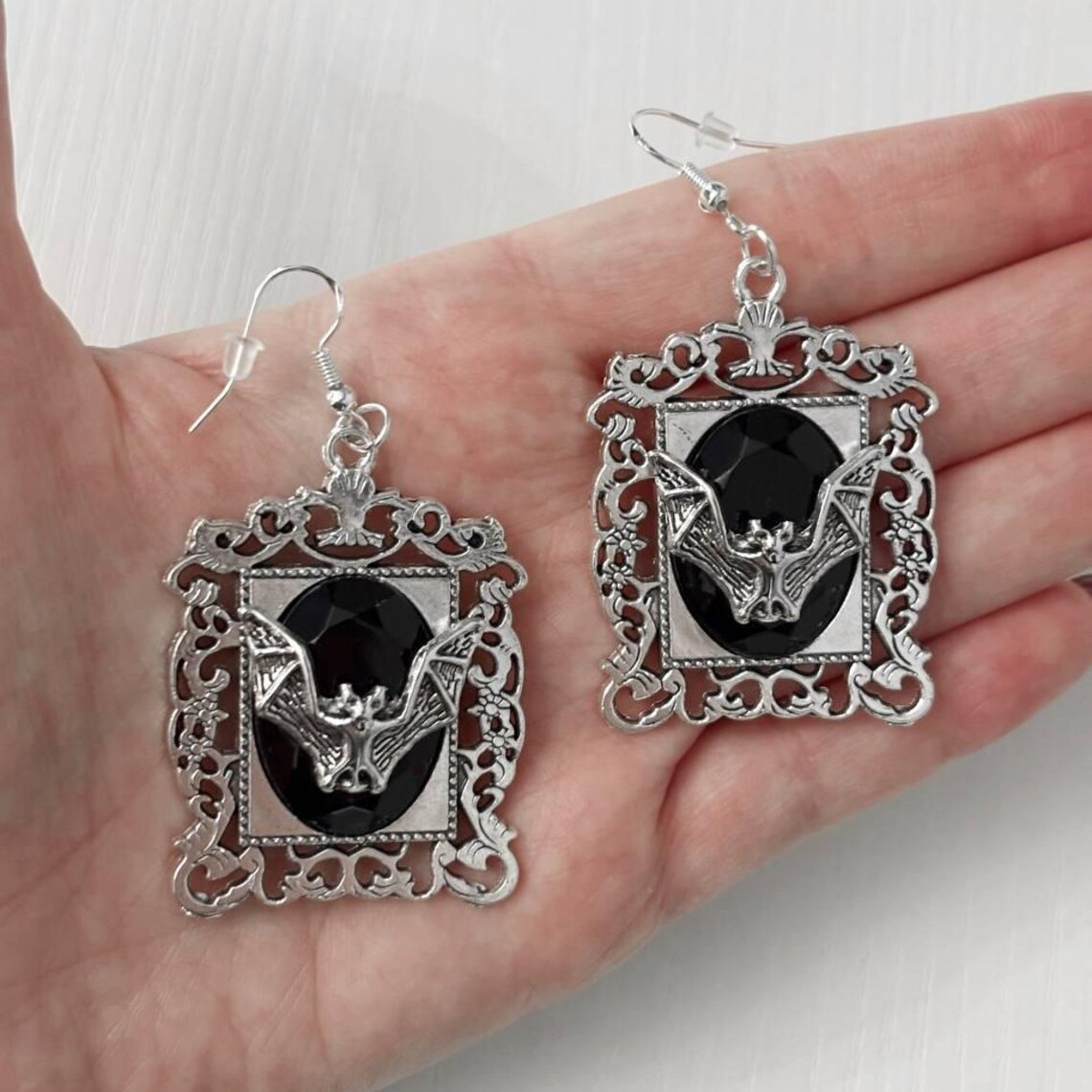 Women'S Victorian Accessories - ヴァンパイアバットイヤリング、ゴシックジュエリー、魔術アクセサリー、異教、ヴィンテージ、神秘的、彫刻入り、ビクトリア朝、女性用イヤーフック