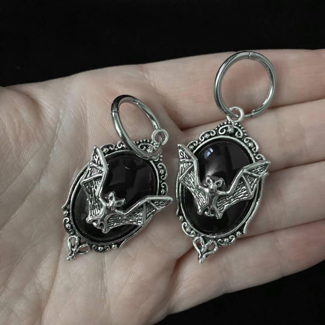 ヴァンパイアバットイヤリング、ゴシックジュエリー、魔術アクセ - Women'S Victorian Accessories のレビューと価格