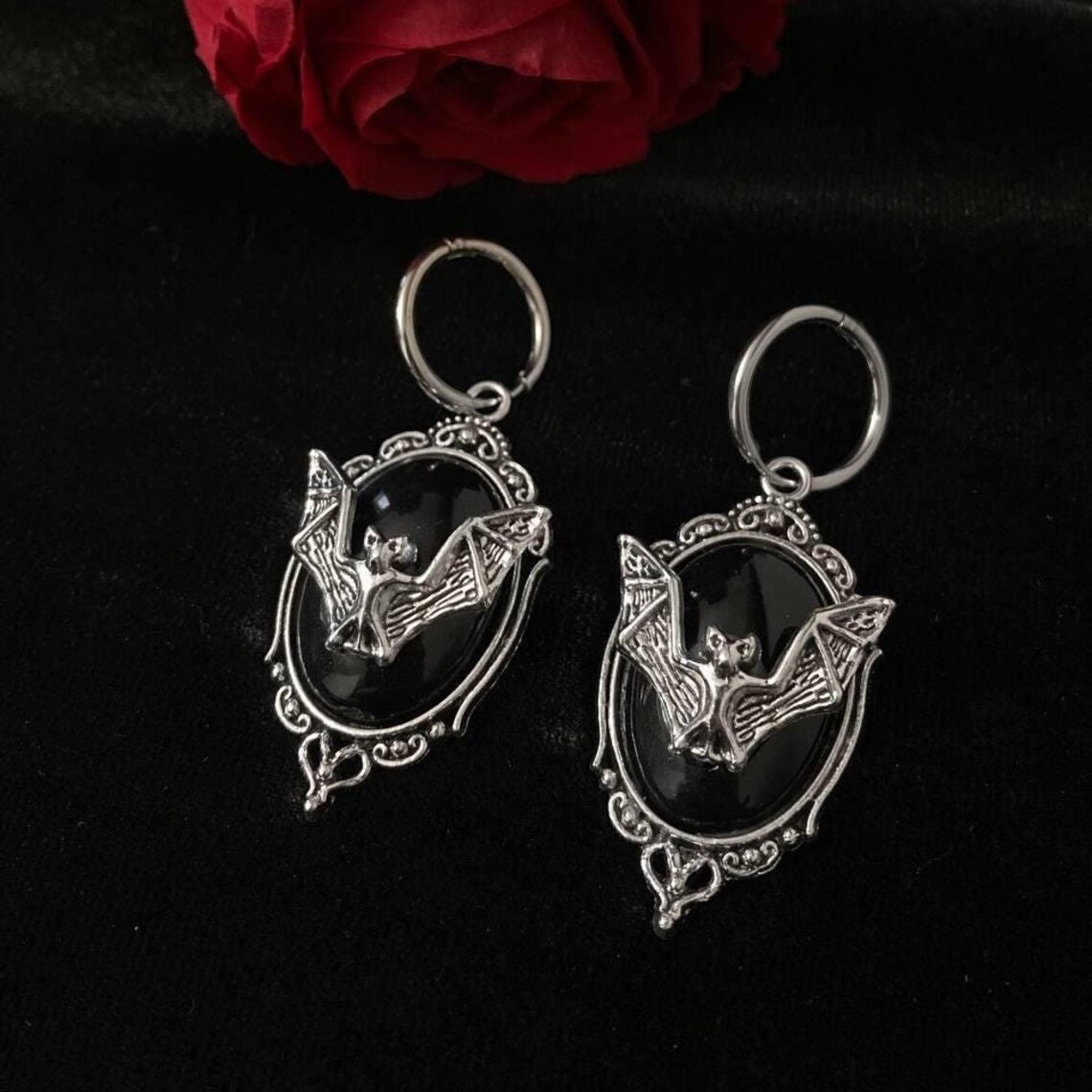 ヴァンパイアバットイヤリング、ゴシックジュエリー、魔術アクセ - Women'S Victorian Accessories のレビューと価格